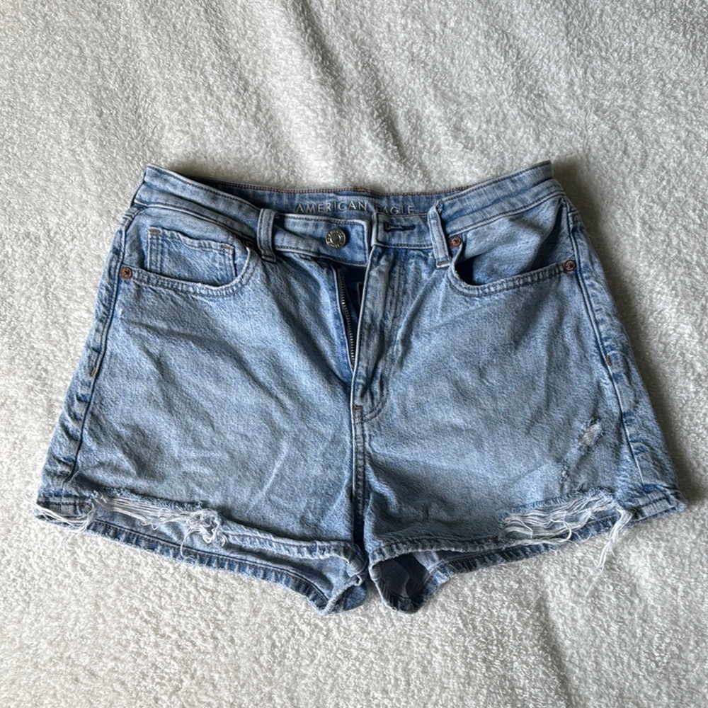 “Mom Short” American Eagle Outfitters Blue Jean Shorts Distressed